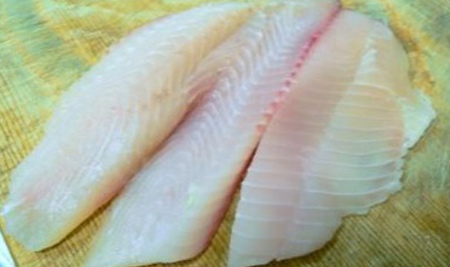 После отделения мяса карпа от костей нужно снять шкуру